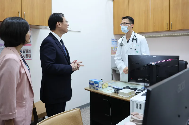 衛福部長石崇良(左2)與新北市衛生局長陳潤秋(左)2日到土城恩樺醫院訪視,查看內科診療室並了解病患就診情形。中央社