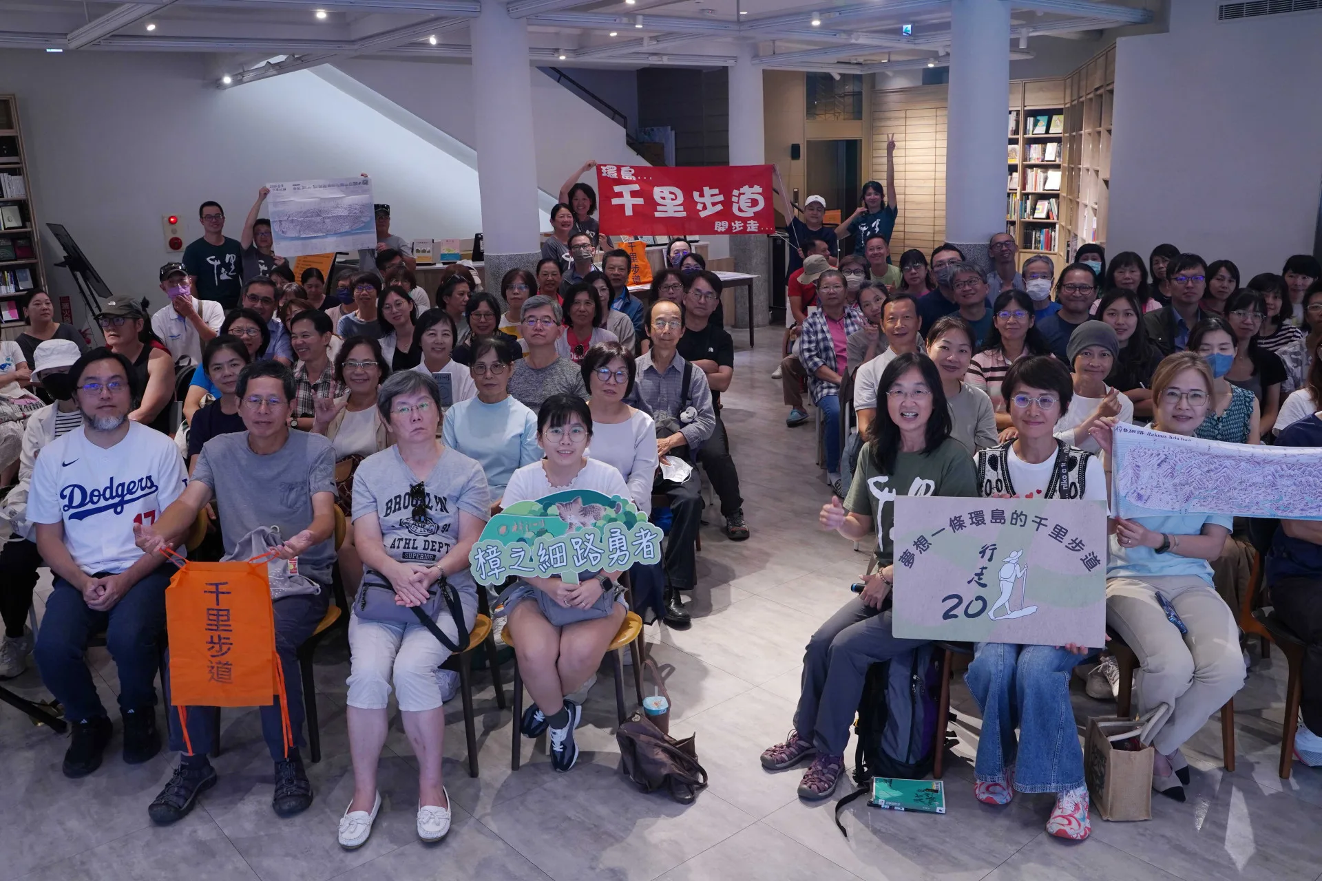 10月18日在台中中央書局進行的「樟之細路的前世今生——名人領路 X 推手開箱」講座。台灣千里步道協會提供