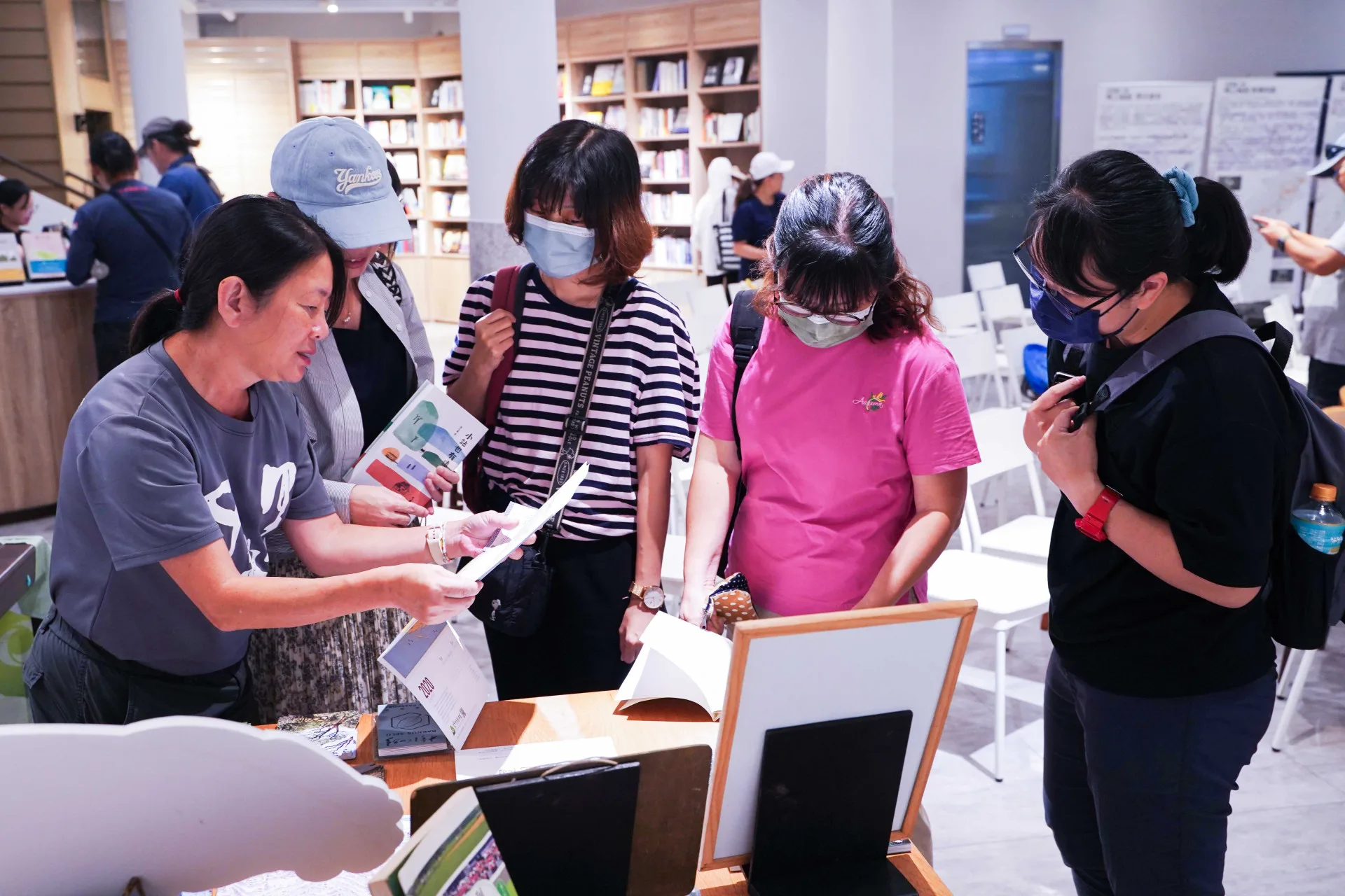 10月18日在台中中央書局進行的「樟之細路的前世今生——名人領路 X 推手開箱」講座。台灣千里步道協會提供