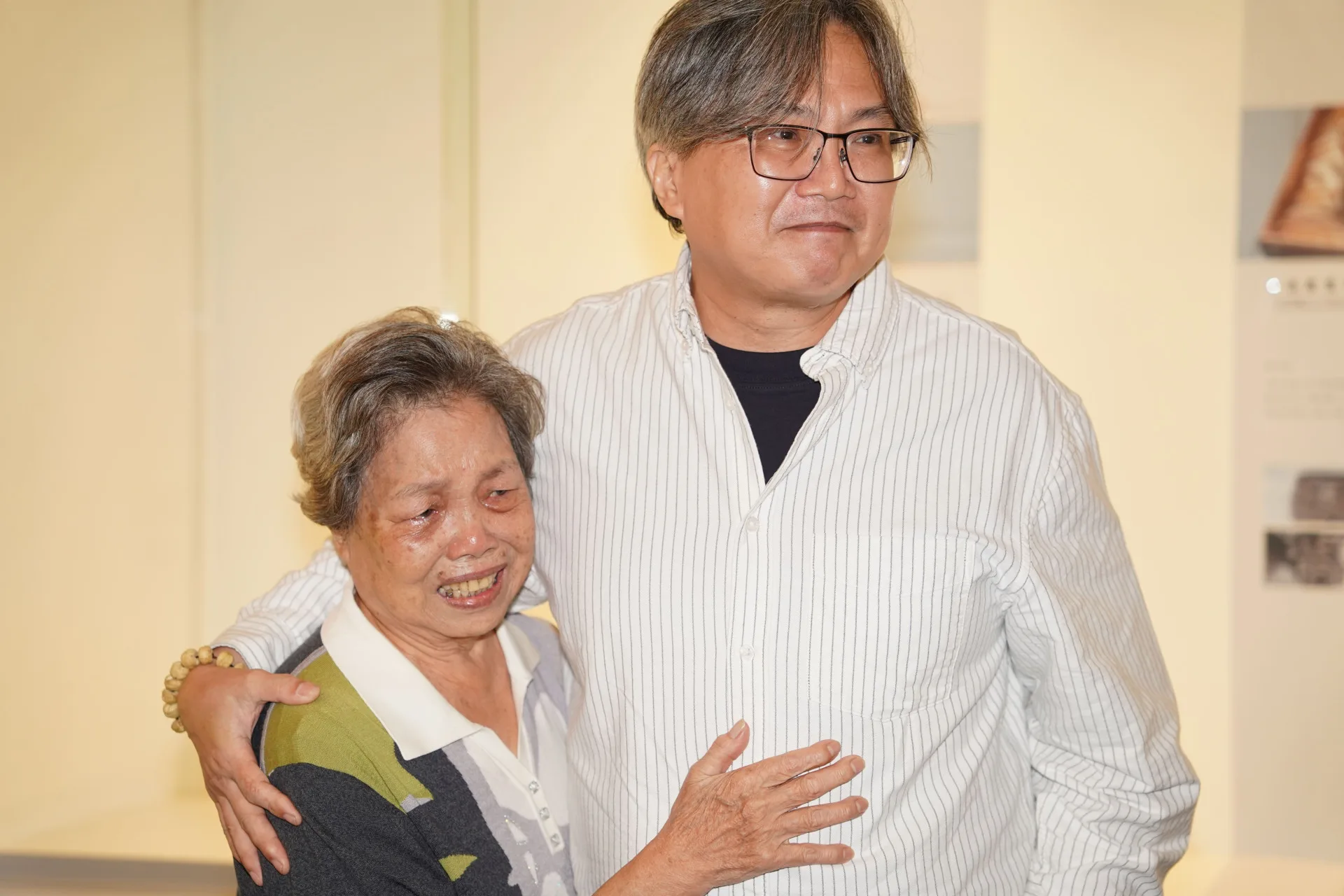 第三屆「匠心之夢」精品組金獎由馬文煌作品《孤蜓》奪得,馬母激動落淚。