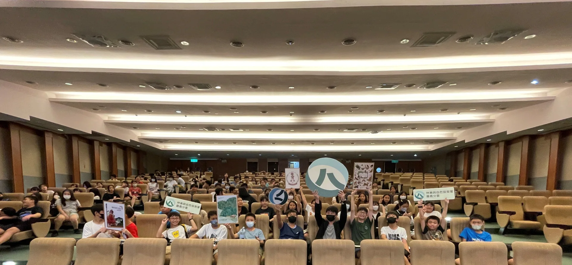 林保署嘉義分署於嘉科實驗高中等學校進行保育宣導時，同步推廣三本書籍。嘉義分署提供