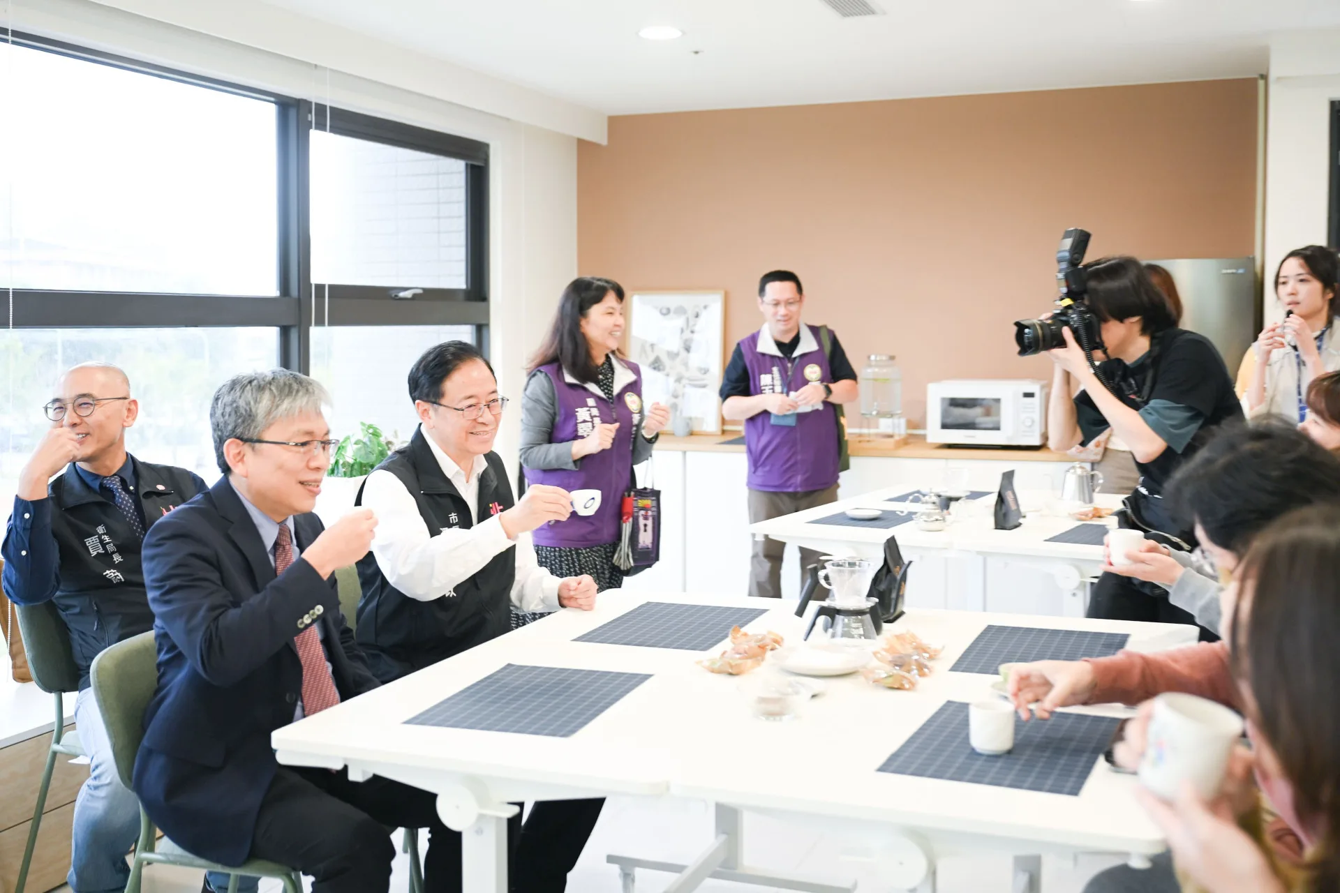 桃園市長張善政參與由專業心理師帶領的咖啡正念體驗。桃園市政府提供