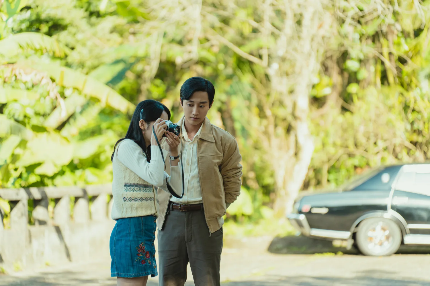 振永和李沐在《那張照片裡的我們》透過拍照建立感情。瀚草文創 GrX STUDIO提供