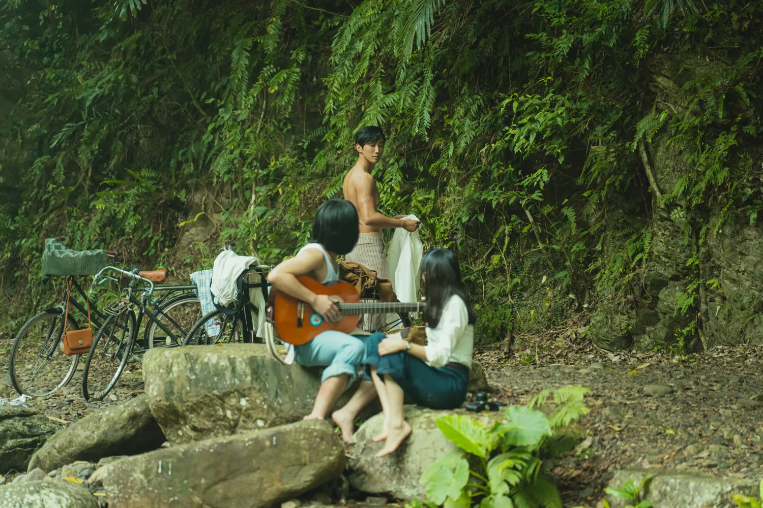 振永脫下跆拳道外衣展現精實好身材，大胸肌吸引宋柏緯和李沐目光。瀚草文創 GrX STUDIO提供