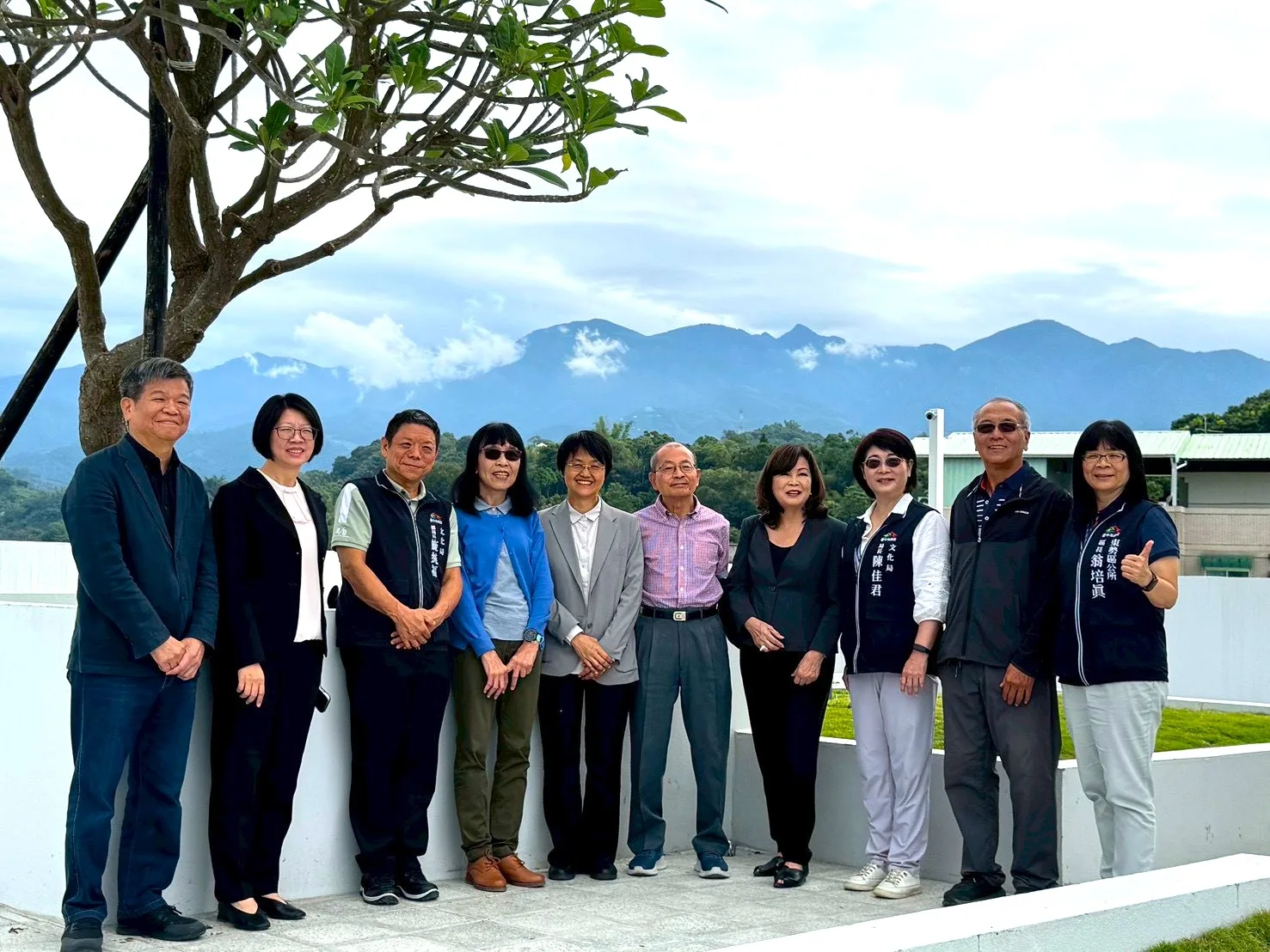 許良宇圖書館以東勢地形為靈感，完美融入山景，象徵愛與知識的長流，也替這片土地注入溫暖和希望。