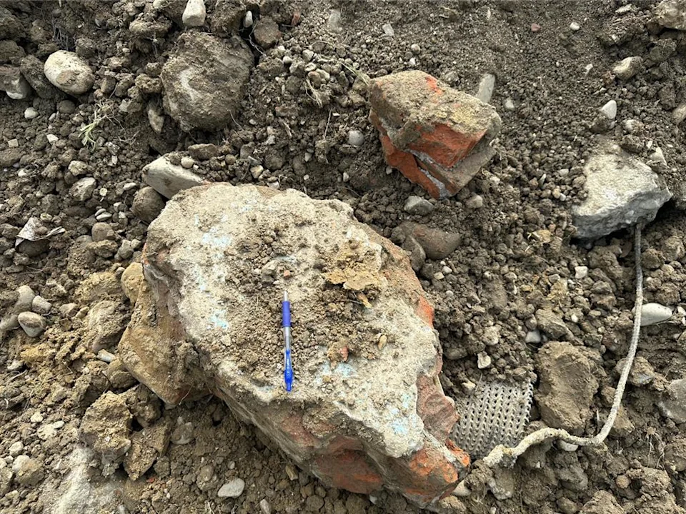 新竹市政府表示,3日正式對外野區進行回填土開挖與篩分作業,結果發現舊有回填土中摻雜了大量不符規範的大型混凝土塊、紅磚及其他建築廢棄物。新竹市政府提供