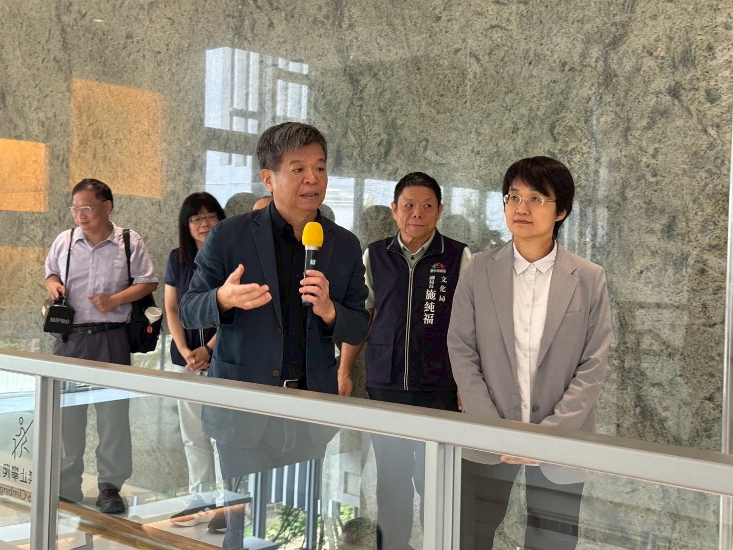 建築師戴育澤親自導覽，介紹圖書館設計。