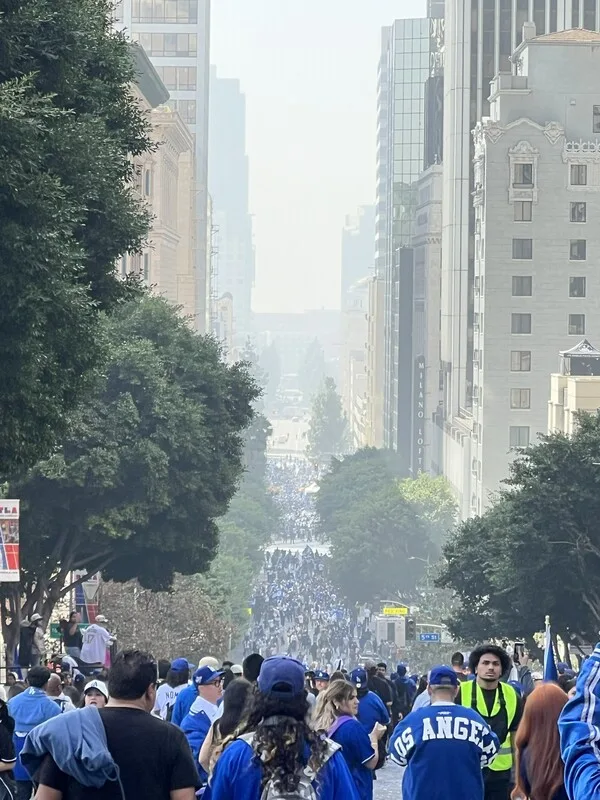 美國職棒洛杉磯道奇隊連2年奪世界大賽冠軍，3日舉行封王遊行，25萬人擠爆洛杉磯街頭。中央社