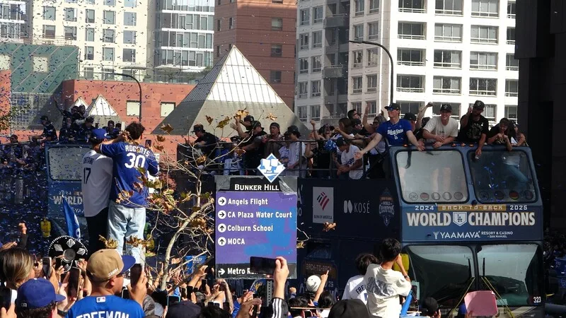 美國職棒洛杉磯道奇隊連2年奪世界大賽冠軍，3日市中心聚集25萬人潮，與巴士上的道奇隊教練、球員共同慶祝勝利。中央社