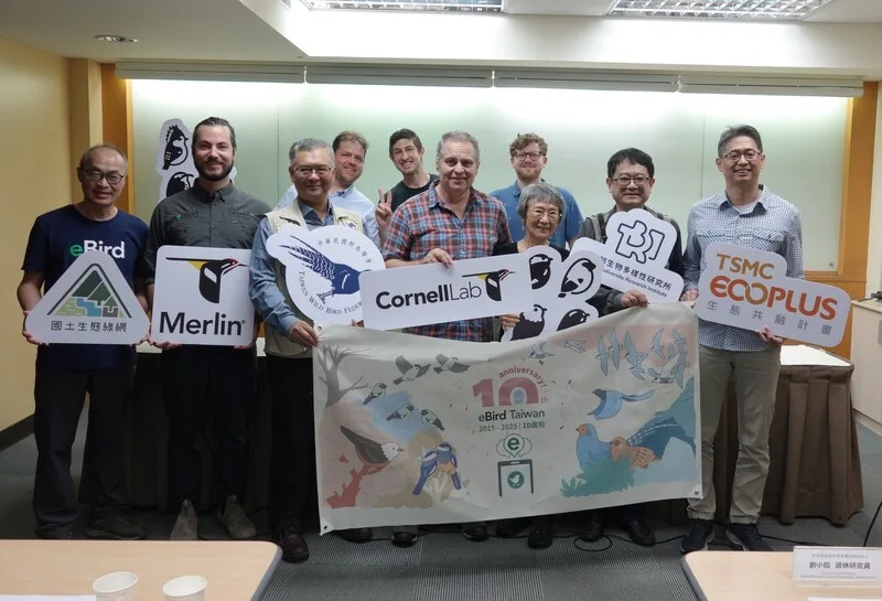 eBird Taiwan啟用至今滿10年，3日舉辦記者會，美國康乃爾大學鳥類學研究室執行長歐文斯（Ian Owens）（前中）也特地來台見證。生多所提供
