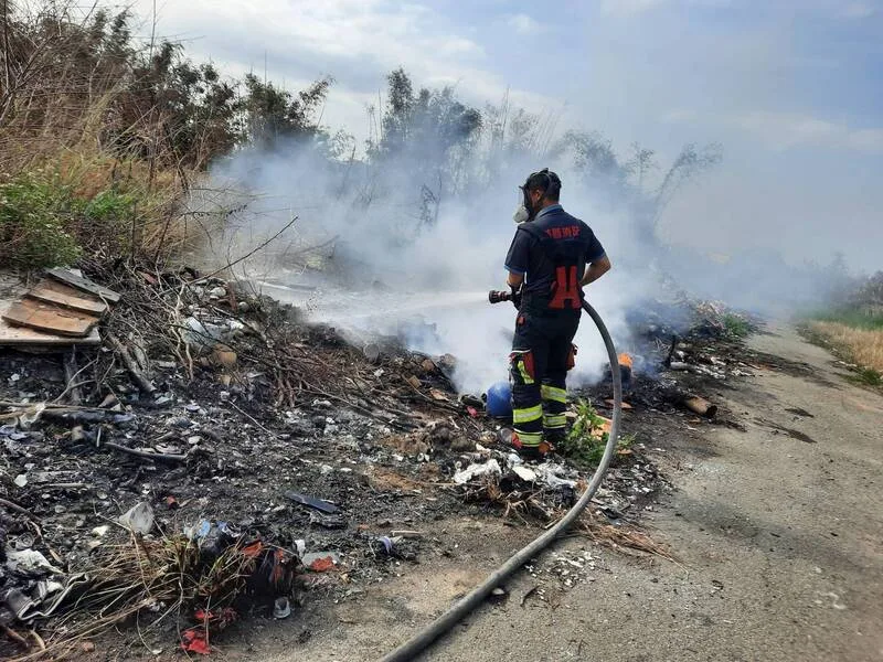 苗栗縣通霄、苑裡地區4天發生3起廢棄物火警案件,其中1處上午撲滅火勢,下午又竄出火舌,讓消防隊員疲於奔命,縣府環保局4日表示,將追查行為人,最高可處新台幣10萬元罰緩。民眾提供,中央社