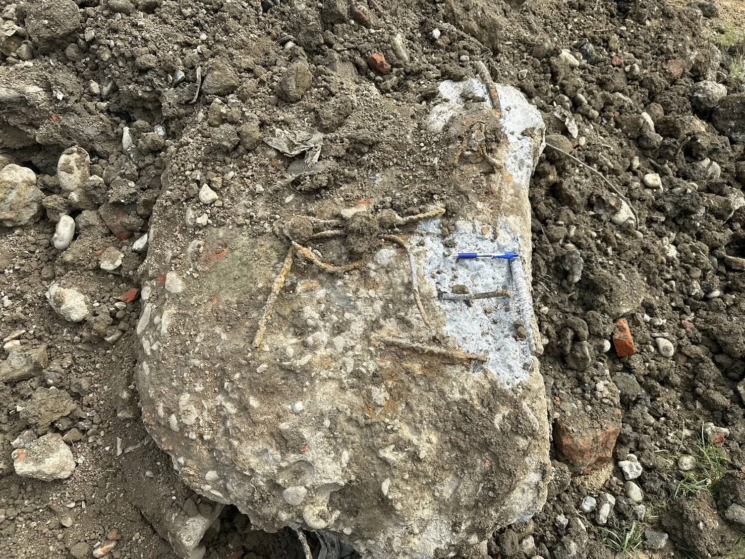 新竹市政府指出,3日已展開外野回填土的挖掘與篩選作業,初步檢查發現過往回填土內混入了不少不合規的大型混凝土、紅磚塊以及其他廢棄建材。新竹市政府提供