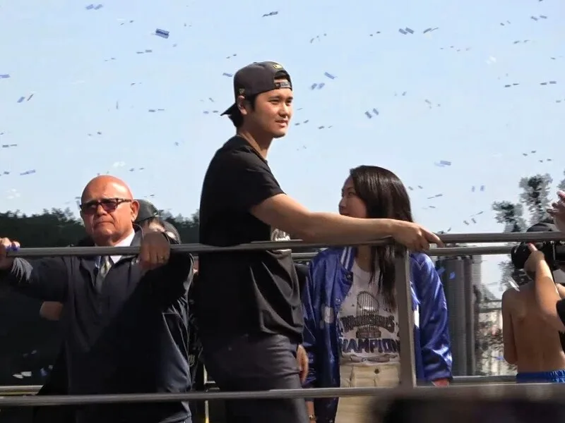 美國職棒洛杉磯道奇隊連2年奪世界大賽冠軍，球星大谷翔平與妻子田中真美子3日與全隊一起登上巴士遊街，與25萬球迷慶祝勝利。中央社