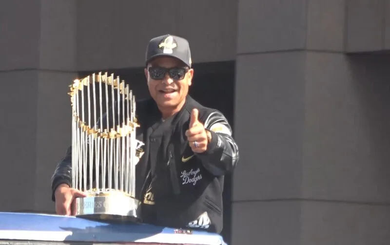 美國職棒洛杉磯道奇隊連2年奪世界大賽冠軍，總教練羅伯茲手捧冠軍獎盃與全隊一起登上巴士遊街。中央社