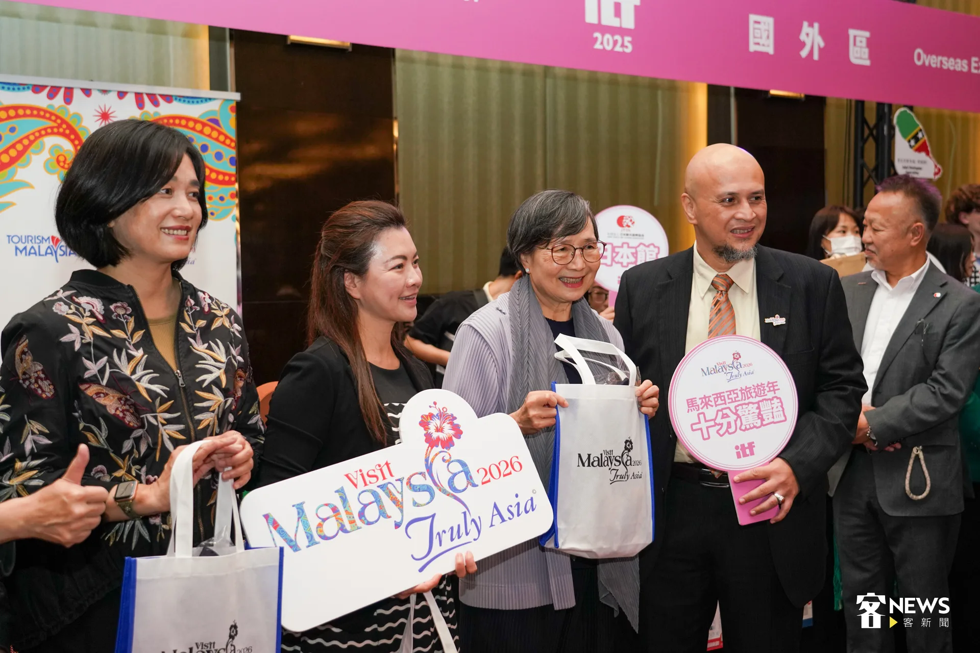 各大旅行社推出機票買一送一、第二人折扣、自由行組合與現場抽獎活動等。洪藝晅攝