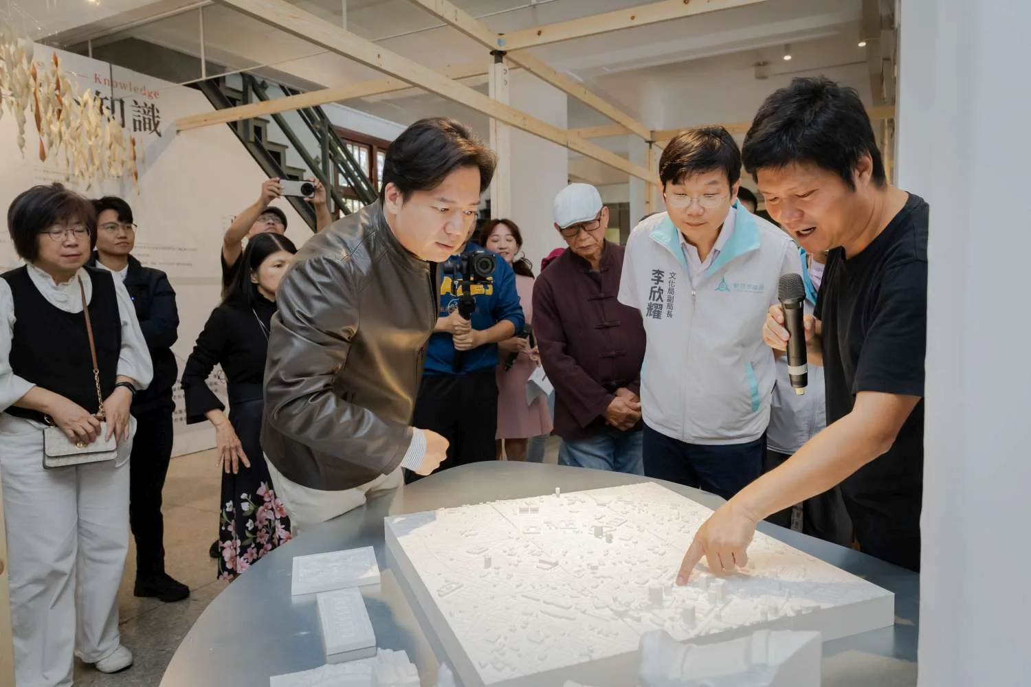 新竹市代理市長邱臣遠與策展團隊互動。新竹市政府提供