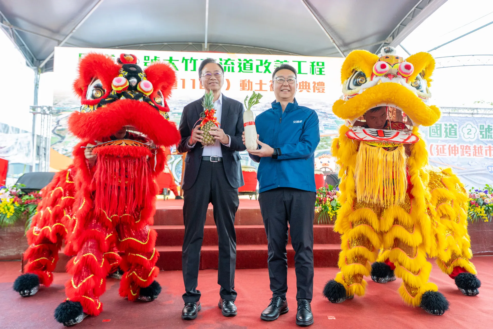 國道2號大竹交流道改善工程動工，交通部長陳世凱(右)、桃園市長張善政(左)共同出席動工典禮。桃市府提供