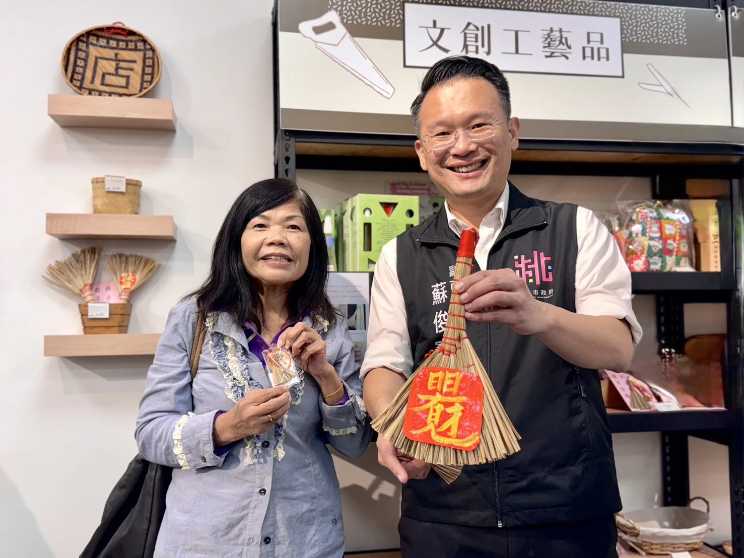 「桃園市東勢庄文化協會」成功將傳統產業文化轉型成為文創商品,也入選為今年度客家十大精品。桃園市政府提供