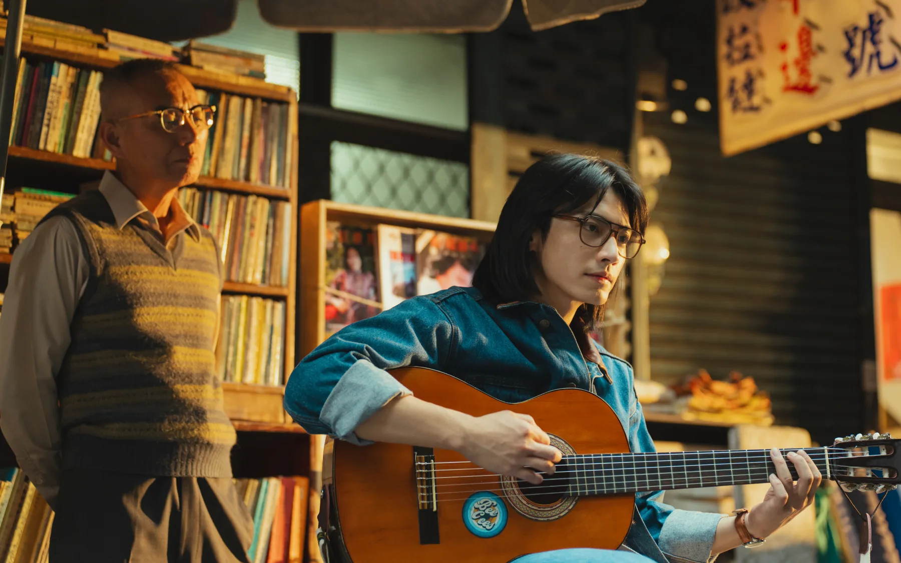 宋柏緯片中飾演熱愛音樂的青年「弘國」，靠著聽1977年歌單和眼鏡入戲。瀚草文創 GrX STUDIO提供