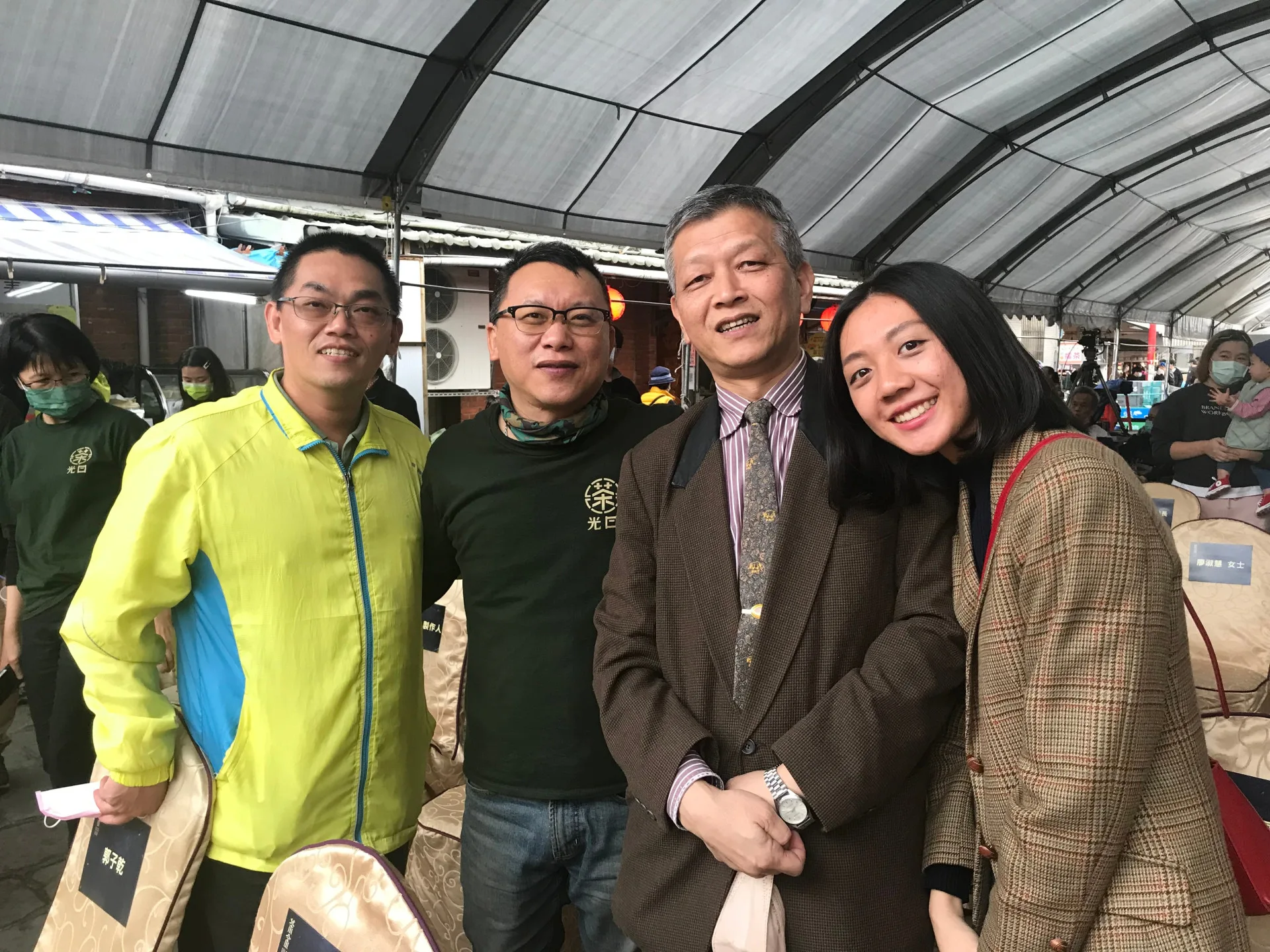 我的老友湯昇榮（左二）製作的電視劇《茶金》，創造高收視率的客語節目，確實對客家語言聲望有所提升，尤其使海陸腔客語廣為人知。楊國鑫提供