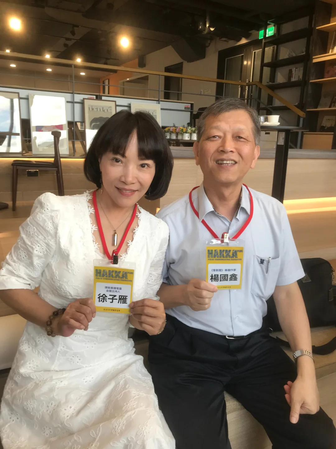 客家廣播節目屢屢獲得金鐘獎，來自苗栗南庄的徐子雁（左），她也是我的老友，她兩度榮獲金鐘獎的殊榮，她以真誠客語聲音打開全國知名度。楊國鑫提供