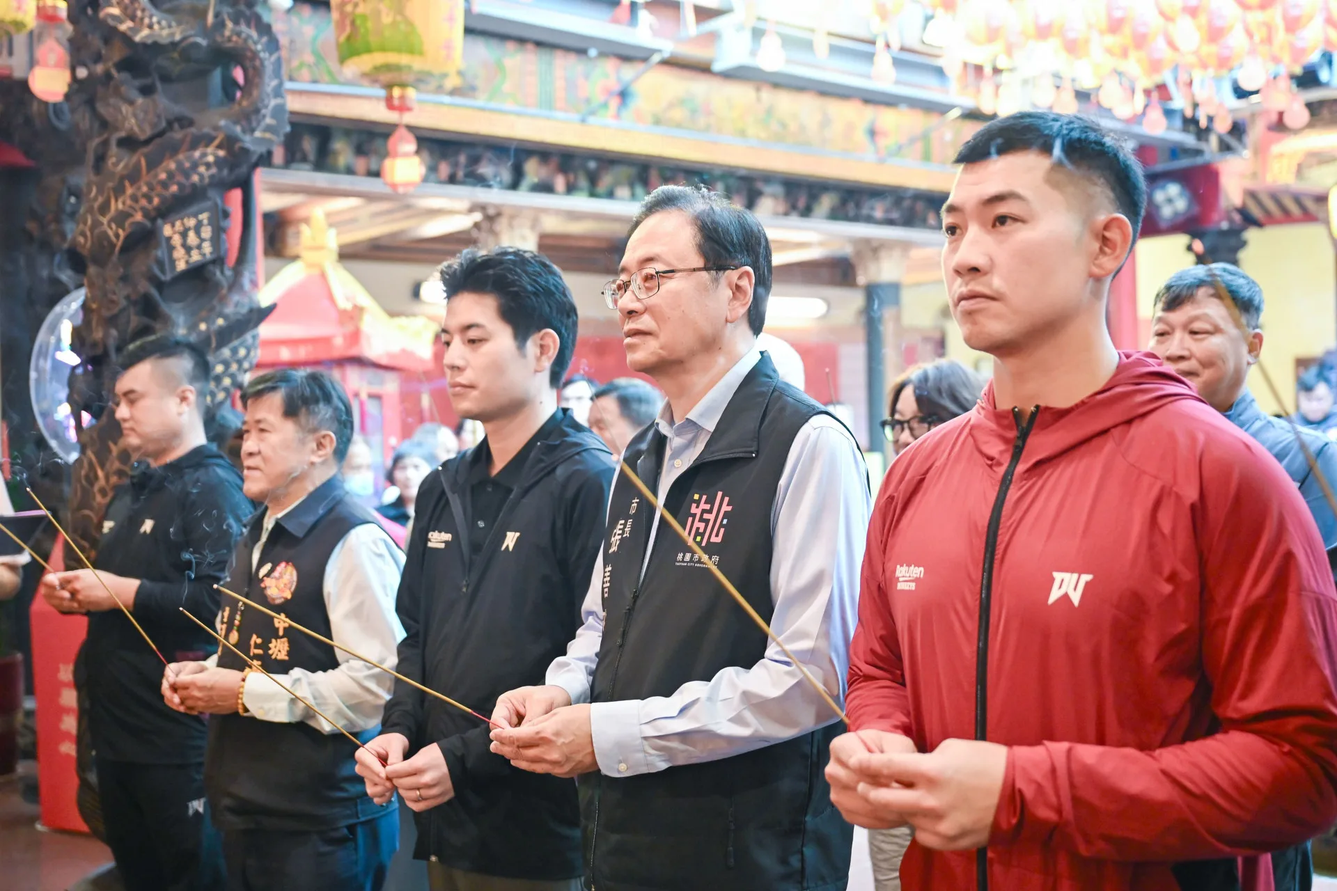 樂天桃猿球團赴仁海宮參拜還願。桃園市政府提供