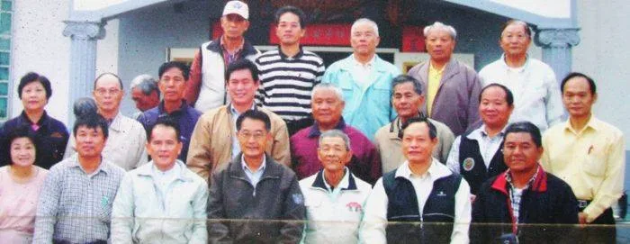 謝家十子:謝金鑑、謝金旺、謝金樓、謝金台、謝金財、謝元基、謝元洲、謝元坤、謝元昌、謝元洸。以及多位女婿的全家福照。陳權欣翻攝