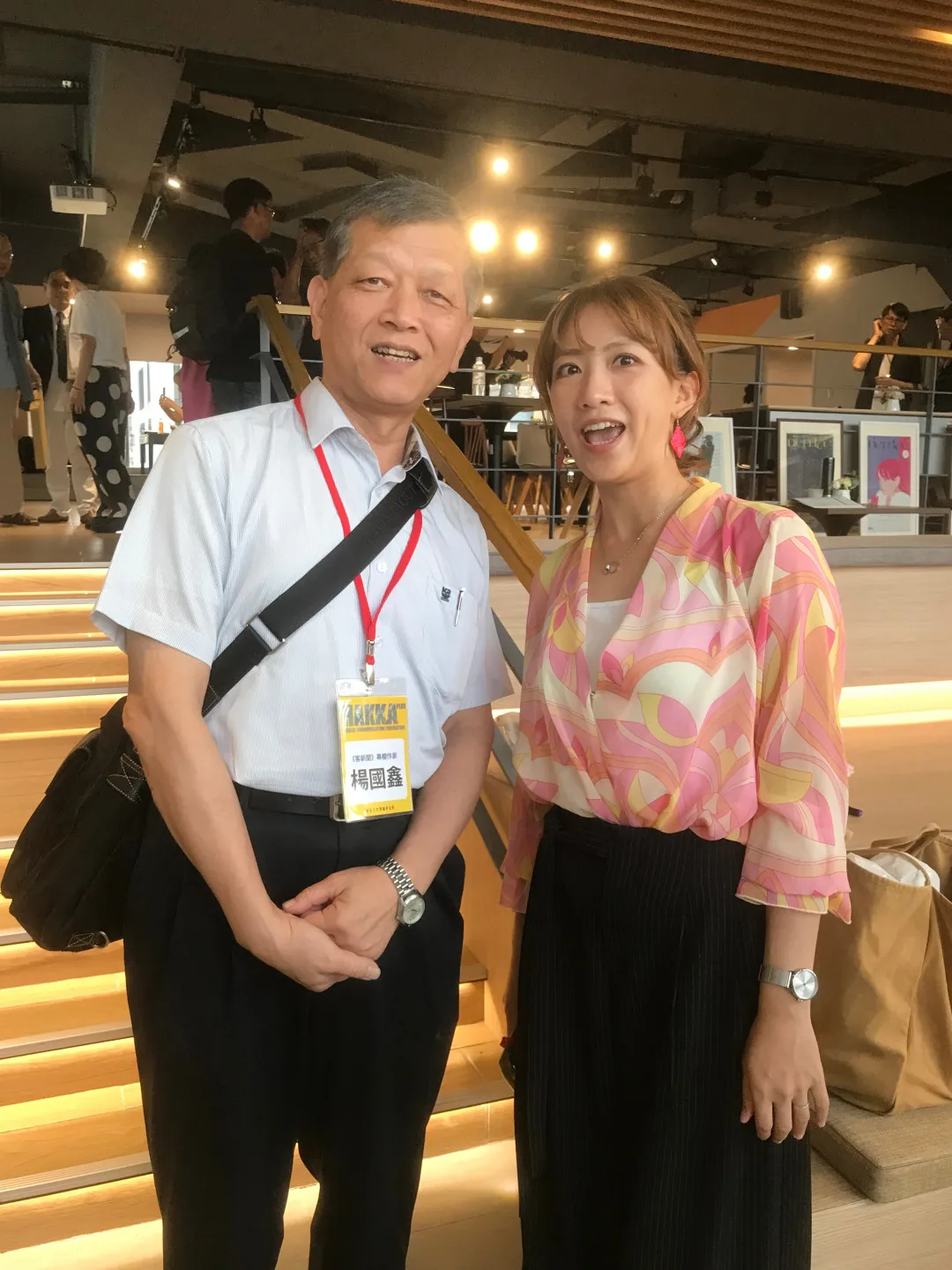 來自新埔鹿鳴坑范屋的范宸菲（右）在《國際橋牌社2》中亮眼演出，也讓觀眾看見客家人活躍於主流影視圈，范宸菲也是講客電台知名主持人，更是知名客家歌手。這些文化人的成功表現，讓客語不再只是鄉音，而是一種時尚、一種文化品味。楊國鑫提供