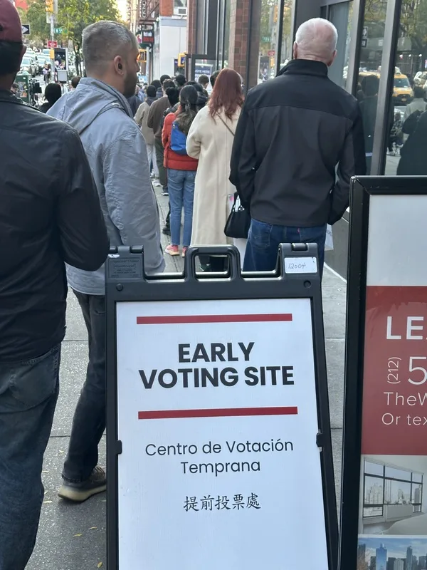 紐約市與維吉尼亞州、紐澤西州4日將舉行市長、州長選舉,提前與郵寄投票已經展開。圖為位於紐約曼哈頓一處投票所,不少選民週日排隊提前投票。中央社