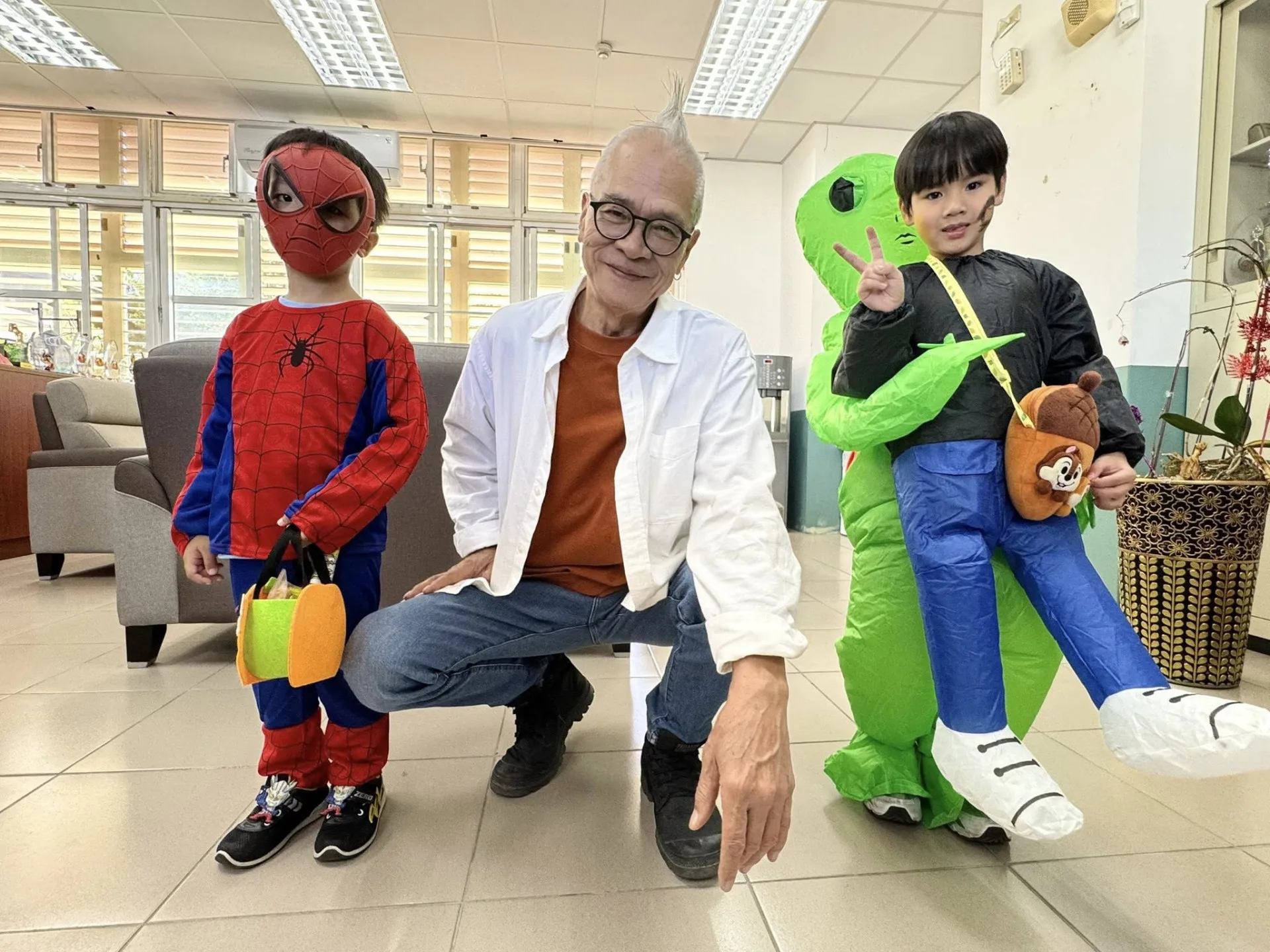 陳永淘為北埔國小創作客語校歌〈太陽少年〉。圖為他日前參與北埔國小萬聖節活動。翻攝陳永淘FB