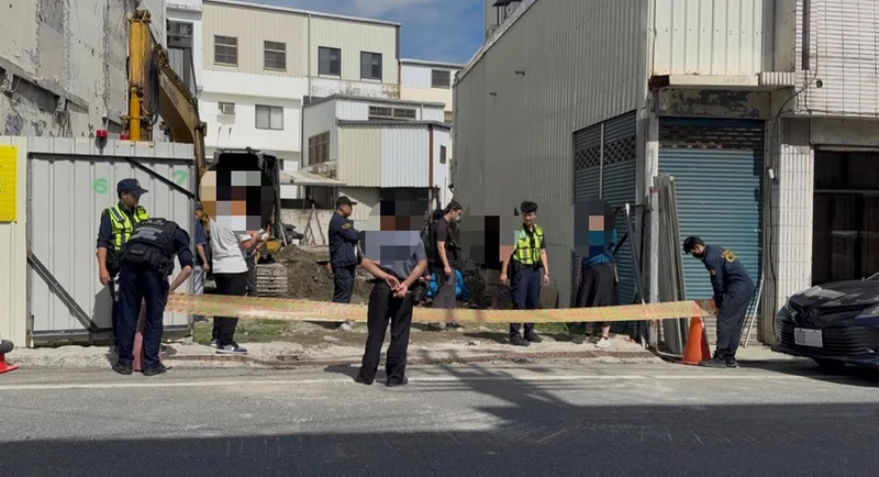 花蓮縣吉安鄉仁里五街一處住宅改建施工,5日挖地基時挖到疑似人骨,地主立刻報警,警方於現場拉起封鎖線,依無主屍骨案報請檢察官相驗。花蓮縣警察局提供