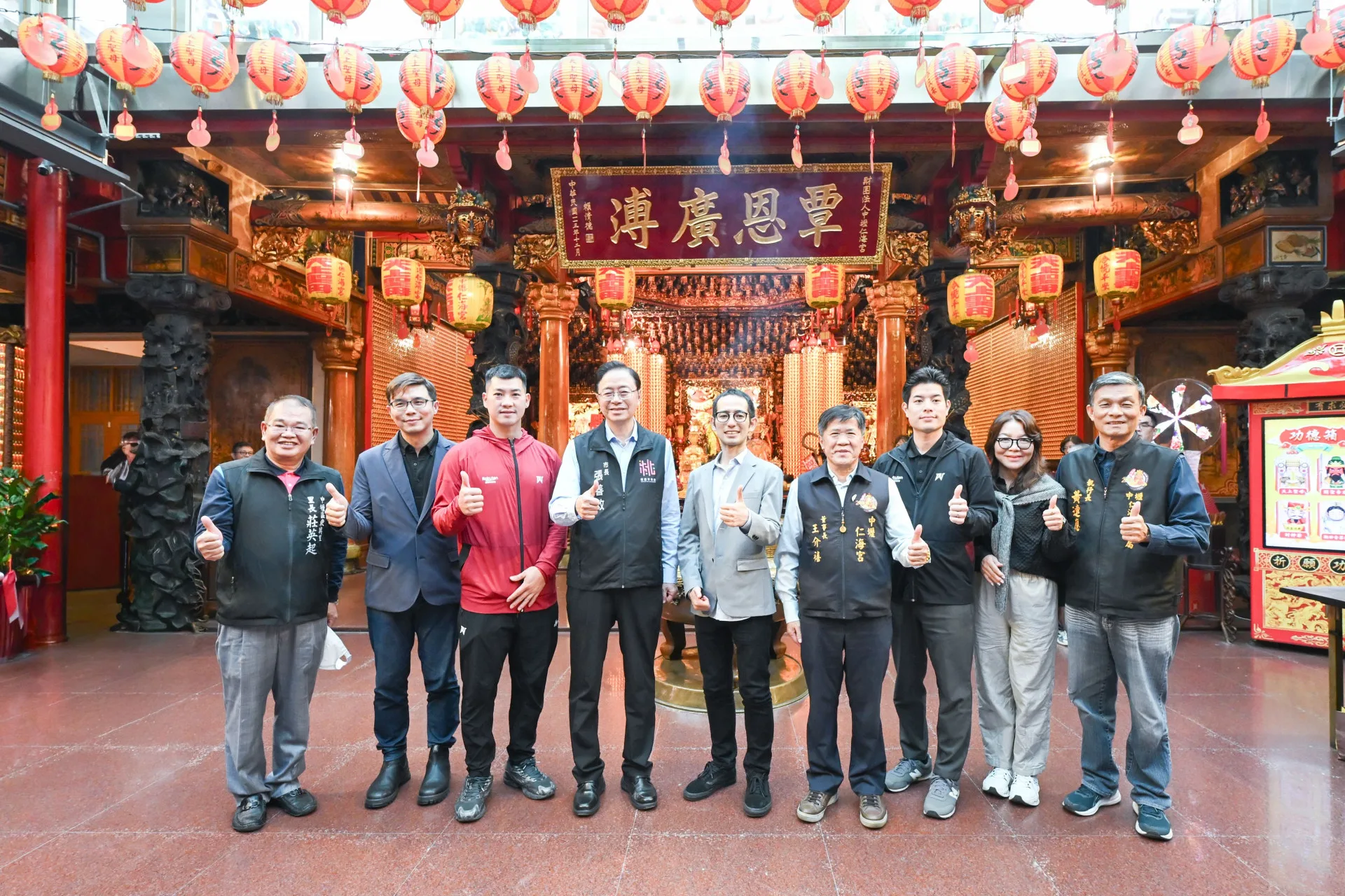 桃園市長張善政(左4)也出席見證。桃園市政府提供