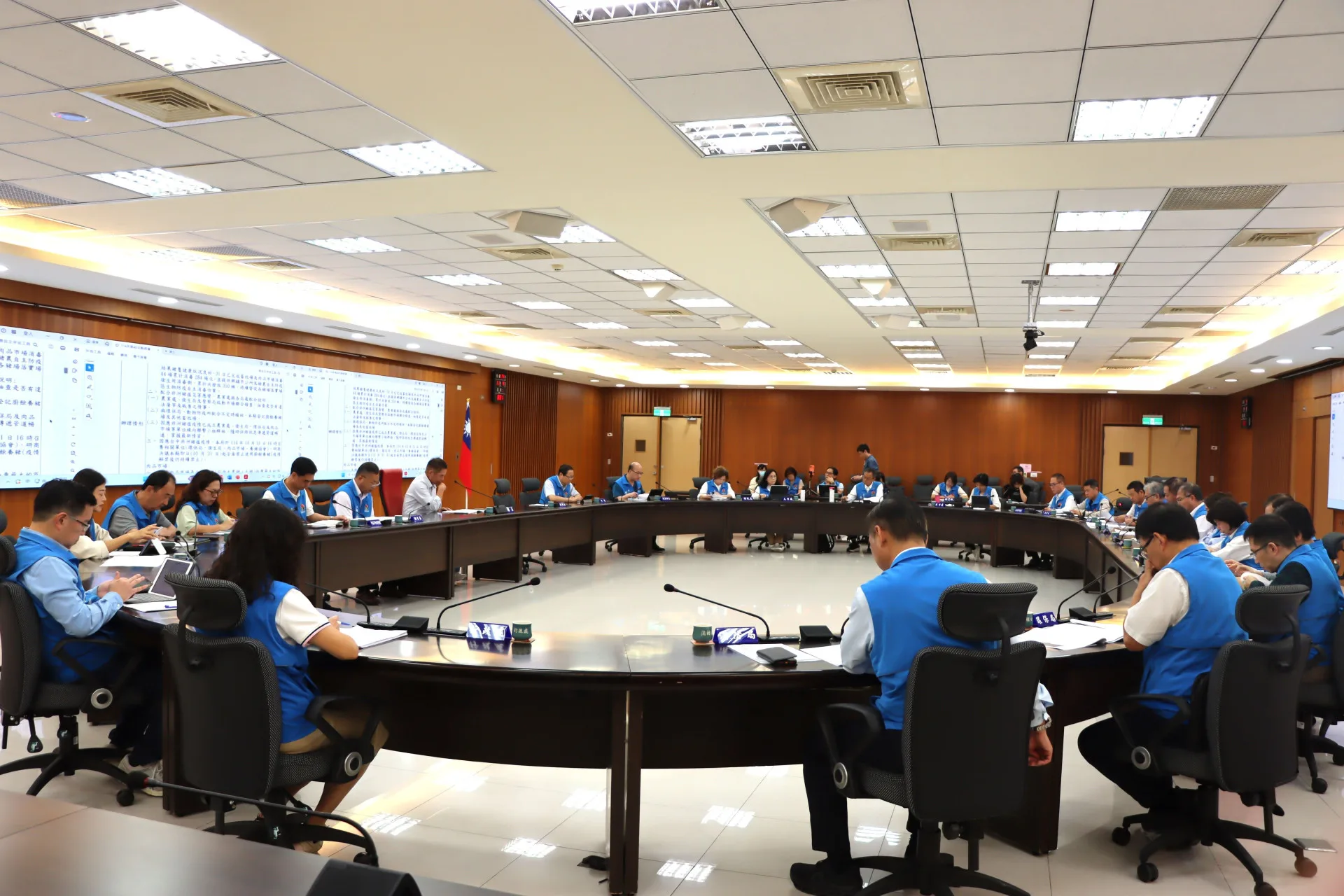 縣長鍾東錦在11月4日召開的縣務會議中,指示各局處研擬相關安居具體行動方案。苗栗縣政府提供