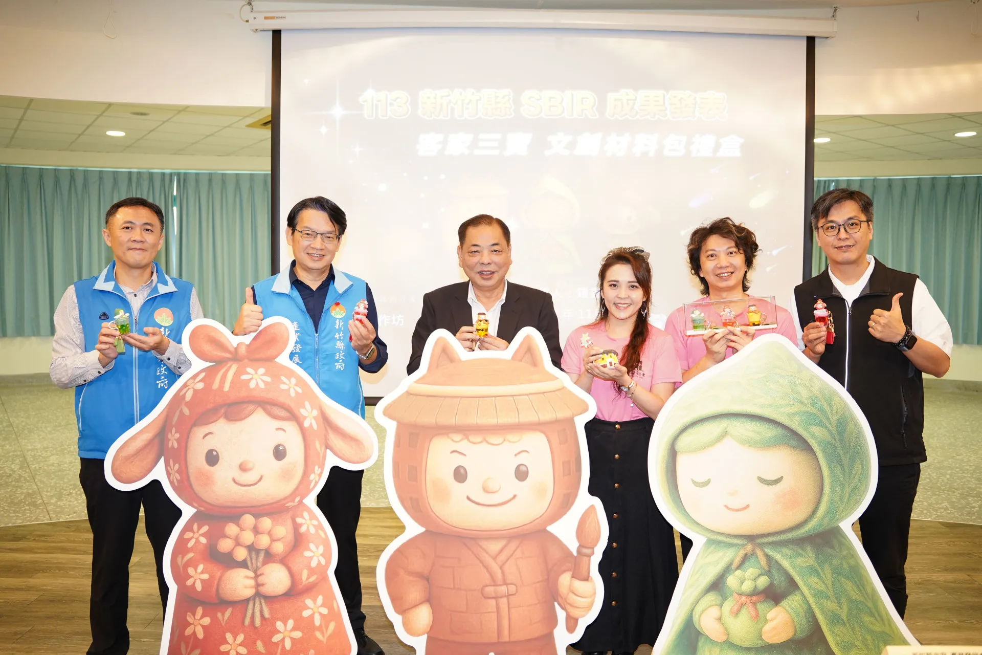 副縣長陳見賢(左三)參訪布丁捏塑工作坊。竹縣府提供