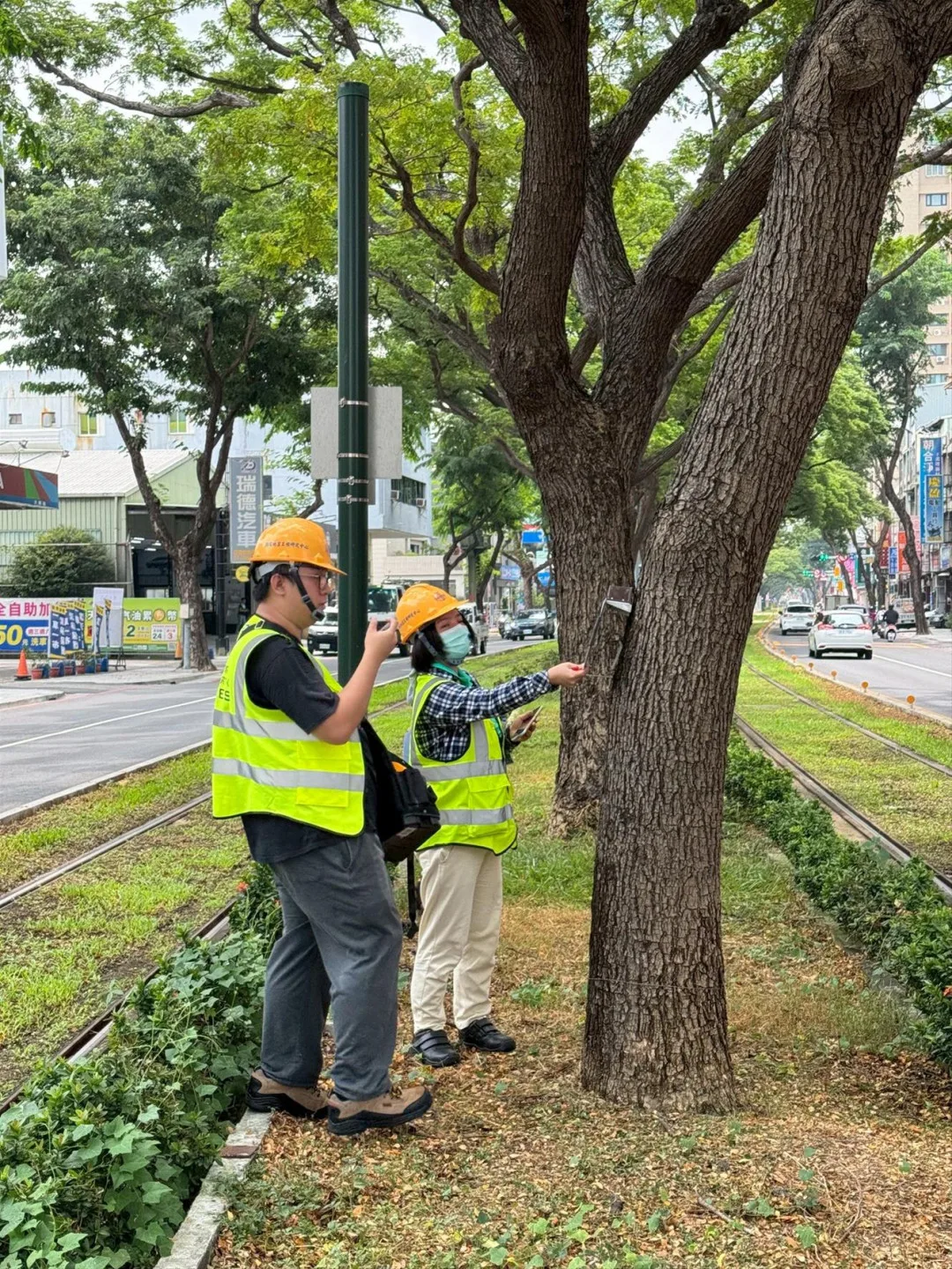 施工人員完成安裝後進行傾斜儀功能測試。高捷提供