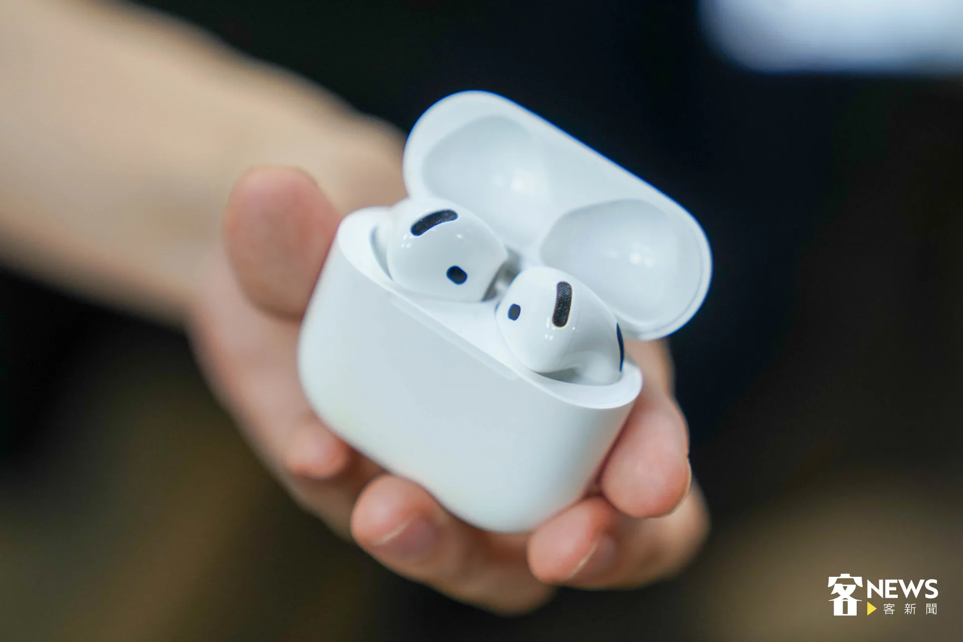 藍芽耳機及充電盒禁止託運,必須隨身帶上機艙。范修語攝