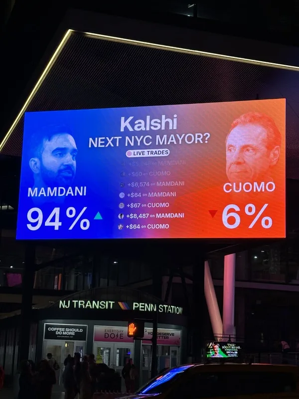 紐約市長選舉全美矚目,曼哈頓一處大型看板顯示,曼達尼當選紐約市長的機率遠超過競爭者古莫。中央社