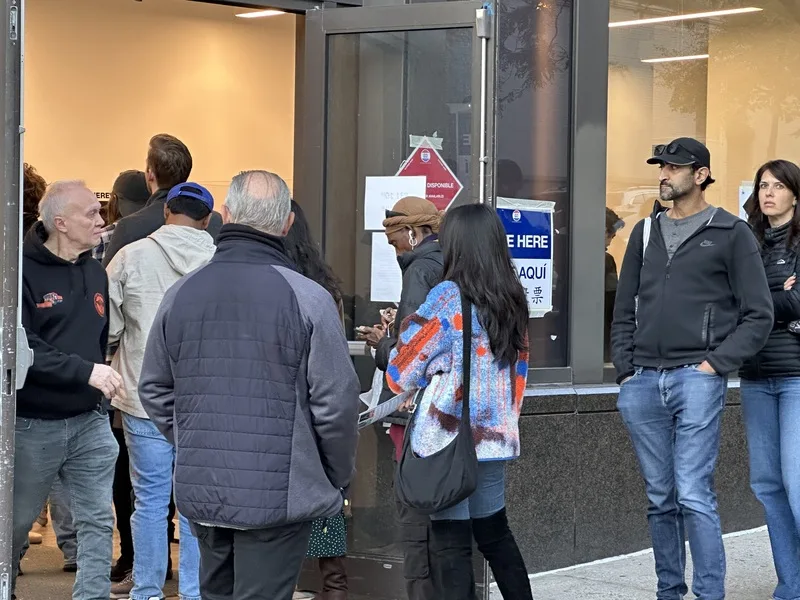 紐約市長選舉全美矚目,大批紐約市選民週末期間排隊提前投票,提前入櫃票數遠超過上屆市長選舉。圖為曼哈頓一處投票所。中央社