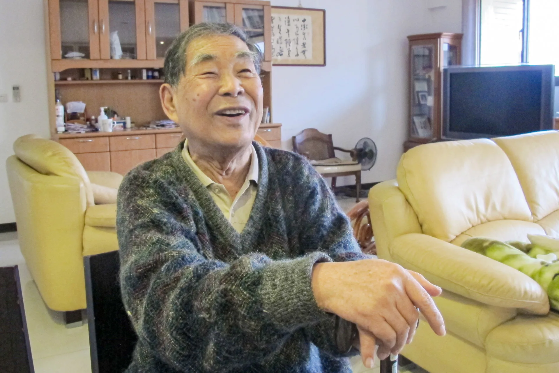 謝聰敏2017年接受採訪,談他撰「台灣人民自救運動宣言」,以及第二次入獄在獄中寫秘信託日人小林正成帶出,在美國紐約時報發表的心路歷程,他因此遭到獄中嚴重刑求。何來美攝