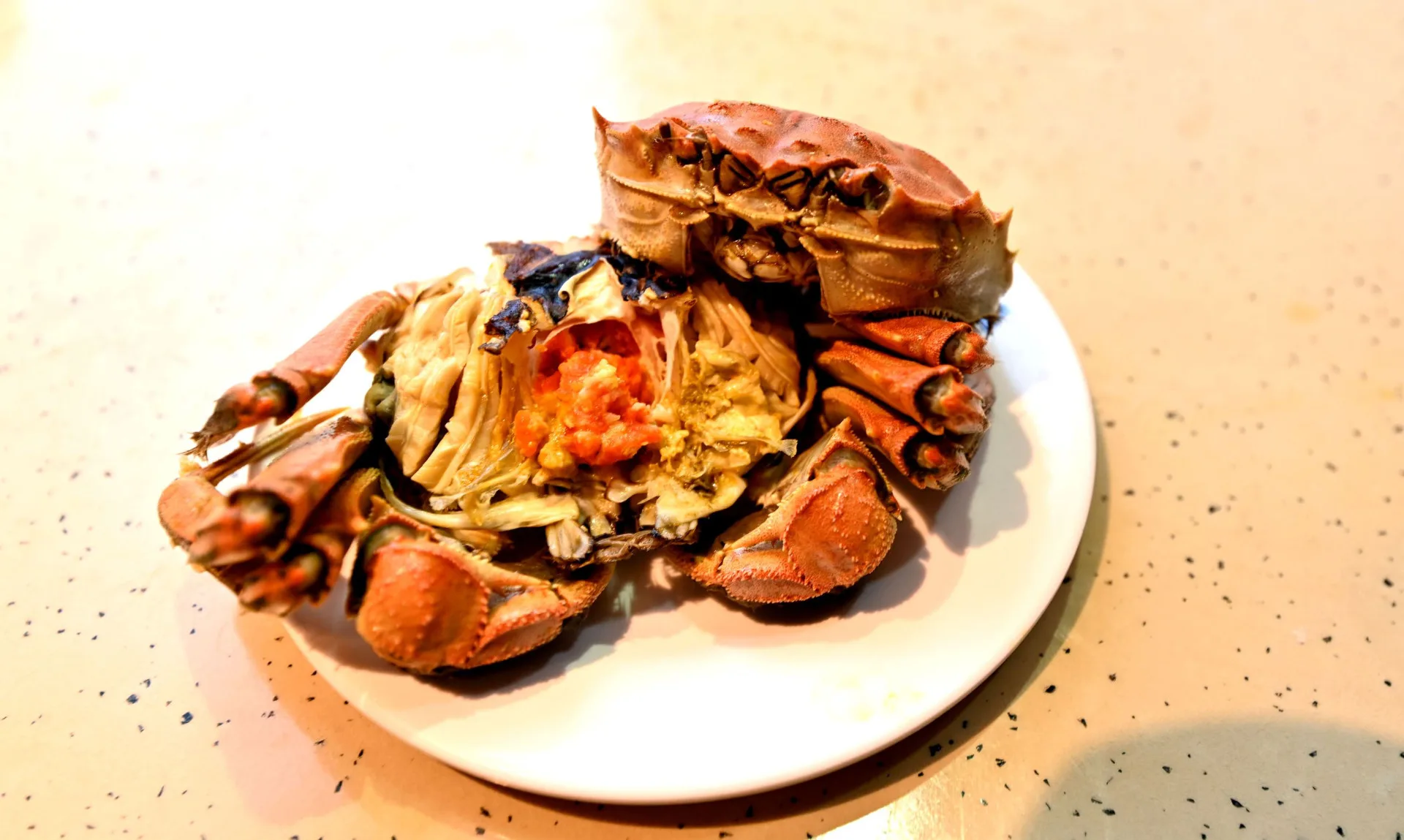 苗栗大閘蟹,滿滿蟹黃令人垂涎。