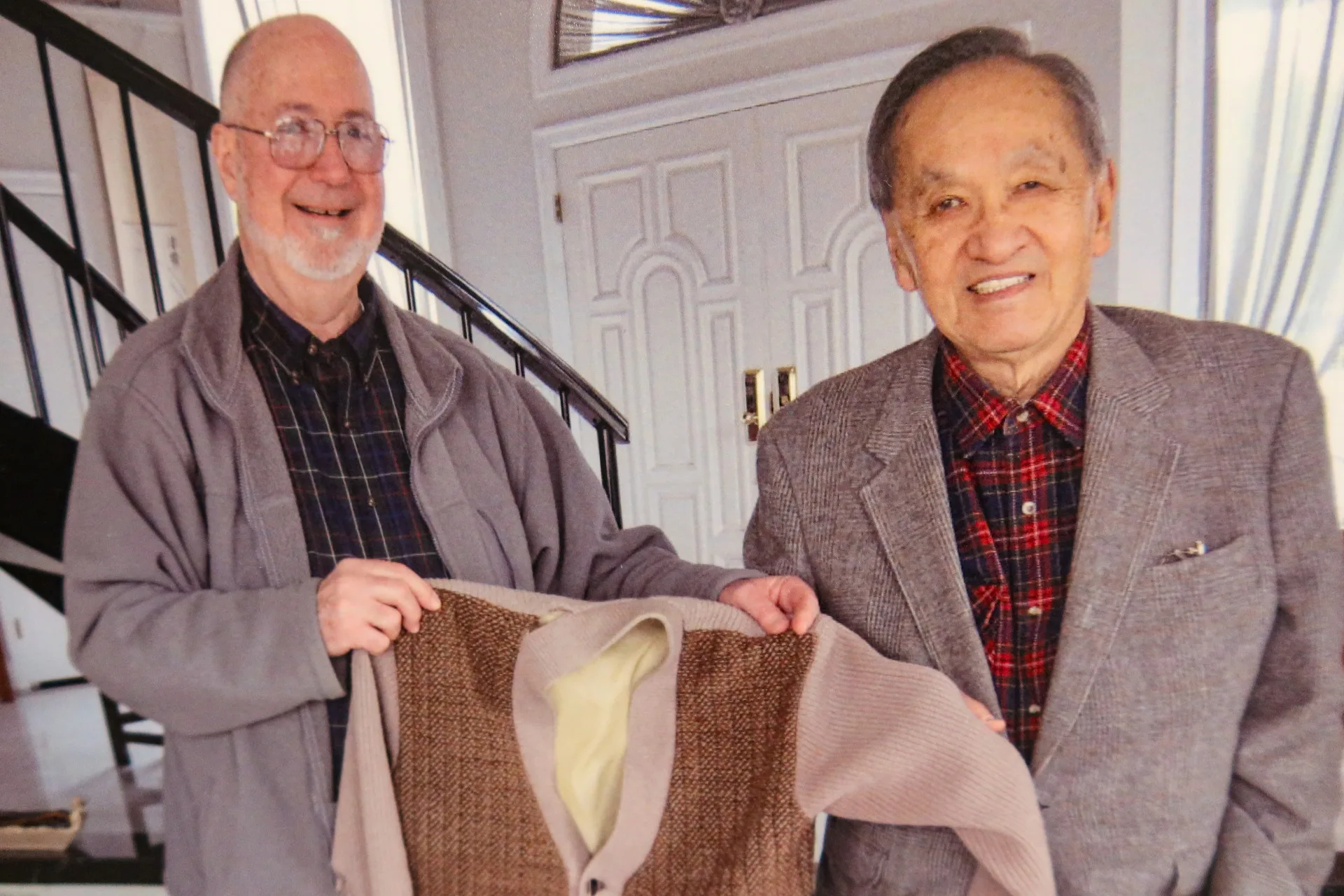 彭明敏與協助他逃亡的美籍牧師唐培禮合影。何來美翻攝自二二八國家紀念館展場