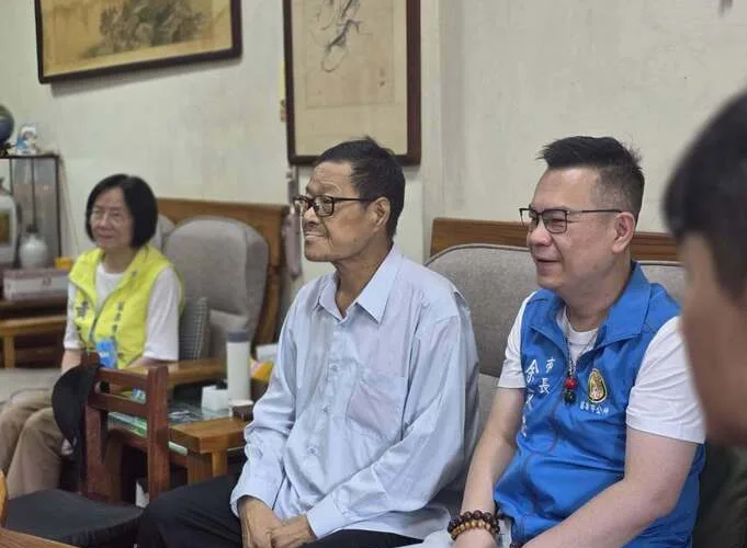 苗栗市連任8屆的市民代表蘇文霸(右2)傳出5日凌晨病逝於家中,享壽70歲。苗栗市長余文忠提供