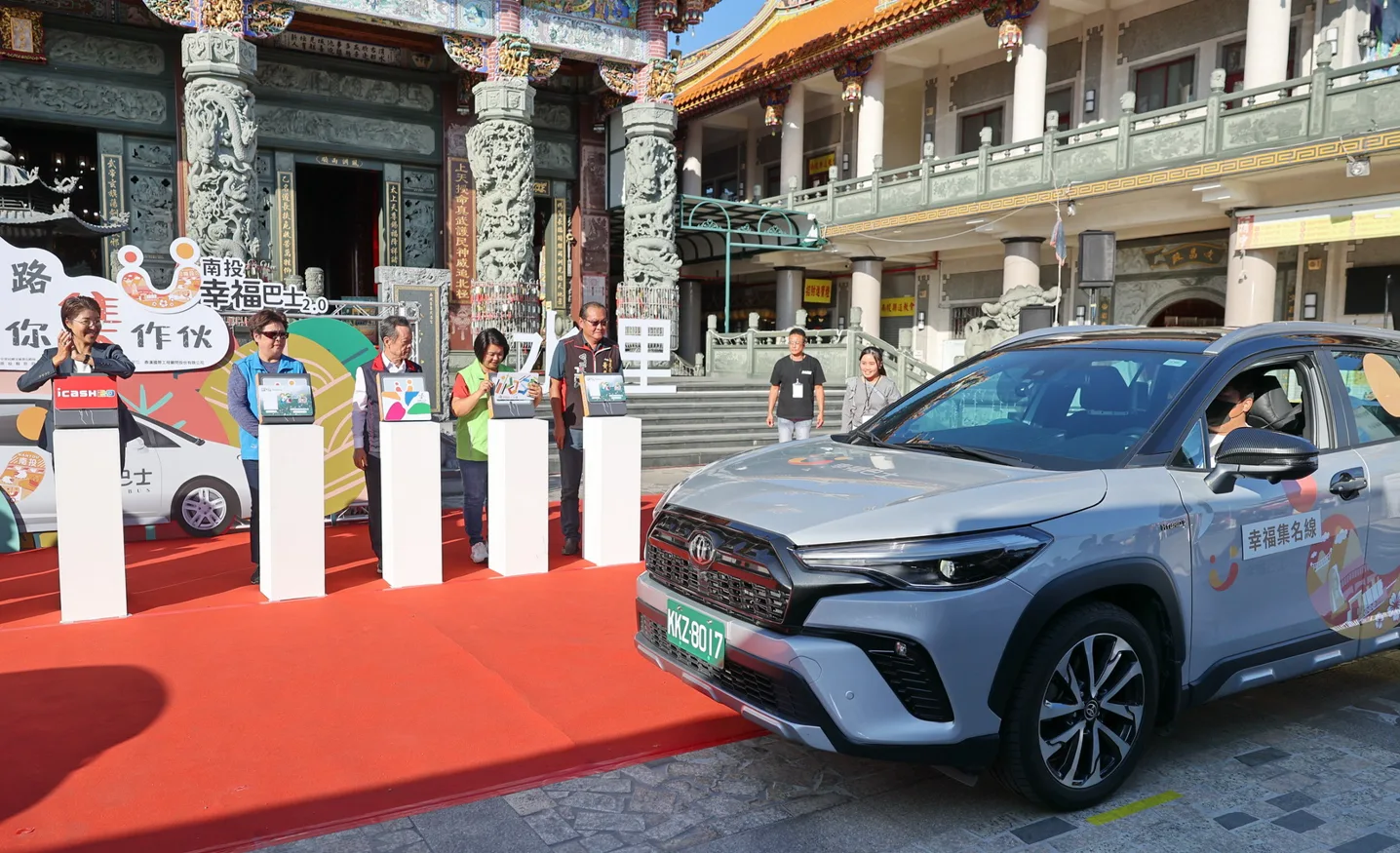 南投縣政府5日在集集鎮武昌宮廣場舉辦水里鄉、集集鎮幸福巴士通車典禮。南投縣政府提供