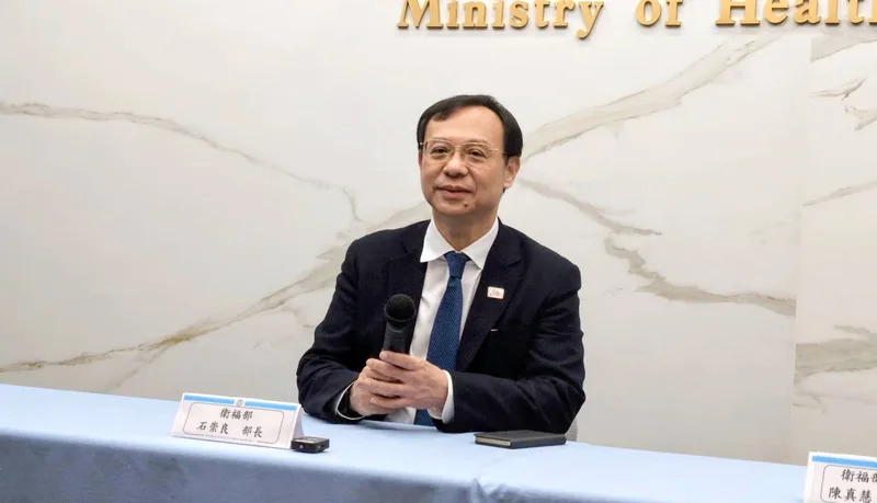 衛福部長石崇良(圖)6日召開臨時記者會,對於外界憂心股利的健保補充保費擬改採結算,會影響小資族投資意願,他表示,尚未與金管會討論,但預估對股市影響不大,將再研究是否有讓小資族保有小確幸的方式。中央社