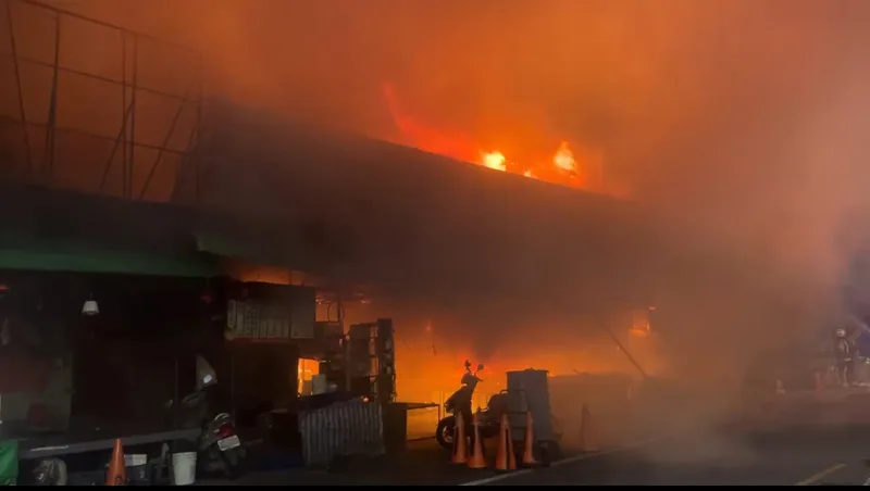 桃園市南門市場5日晚間驚傳火警。中央社