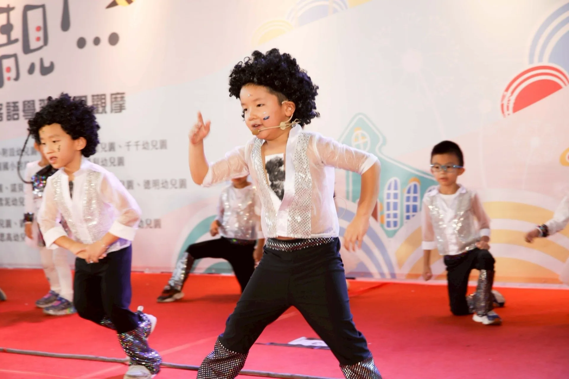 27所幼兒園將輪番上臺演出,孩子們穿上充滿海洋風格的服裝,詮釋與海洋相關的客語兒歌,講述客語故事。臺北市政府客家事務委員會提供