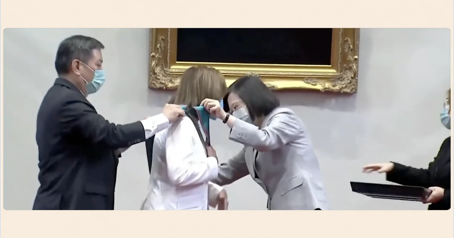 時任總統蔡英文隔天於總統府頒授裴洛西「特種大綬卿雲勳章」。翻攝自@TeamPelosi X