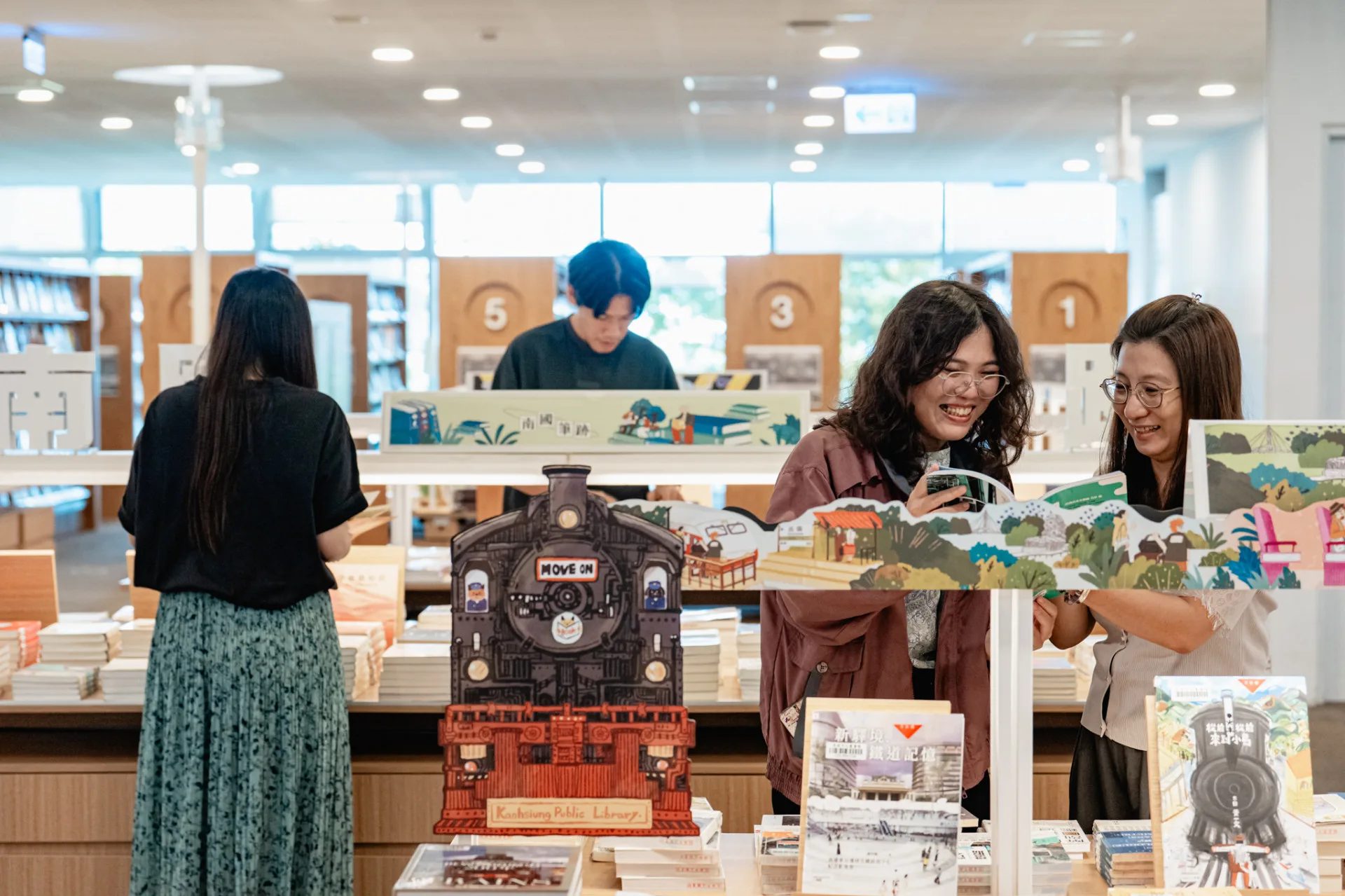 「異地書島」讓讀者不必穿梭巷弄,也能在圖書館裡遇見書店的存在感。高雄市立圖書館提供