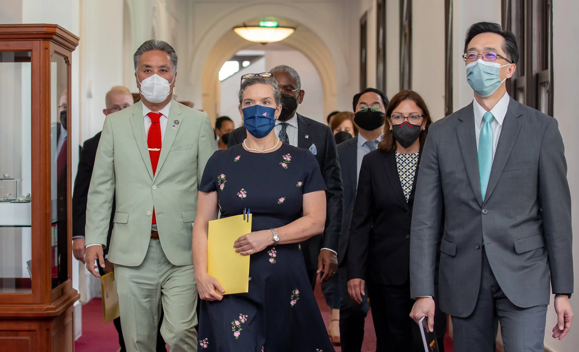 當時有超過參院1/4人數、26名共和黨籍參議員在專機抵台後,隨即發出聯合聲明,公開表態挺訪台。圖為與裴洛西一同訪台官員。總統府提供