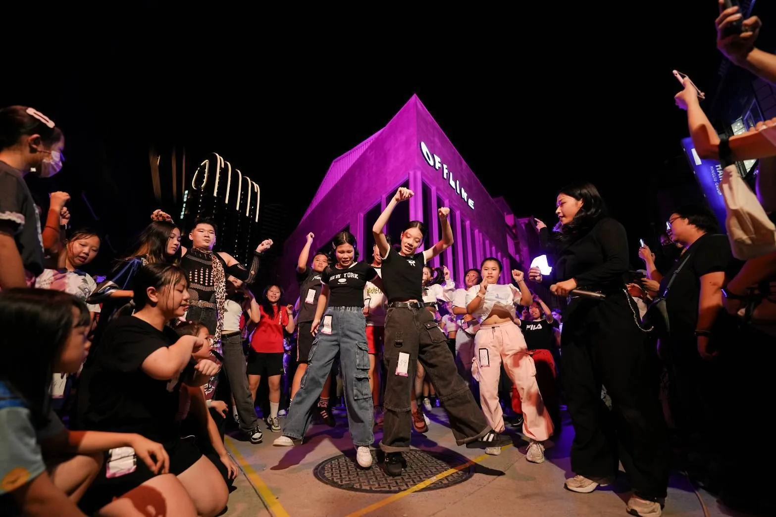 與舞蹈教室及餐酒館合作舉辦「K-POP隨播即跳」前夜祭活動。高雄市政府提供